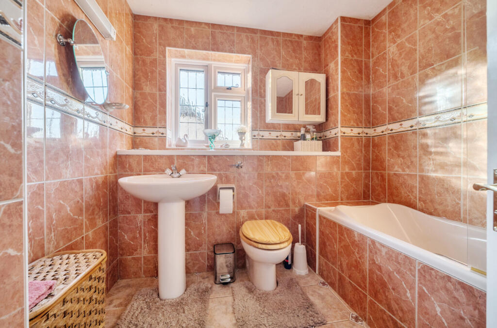 1371401-4-68f8a0c...