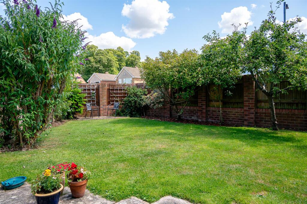 SIDE GARDEN