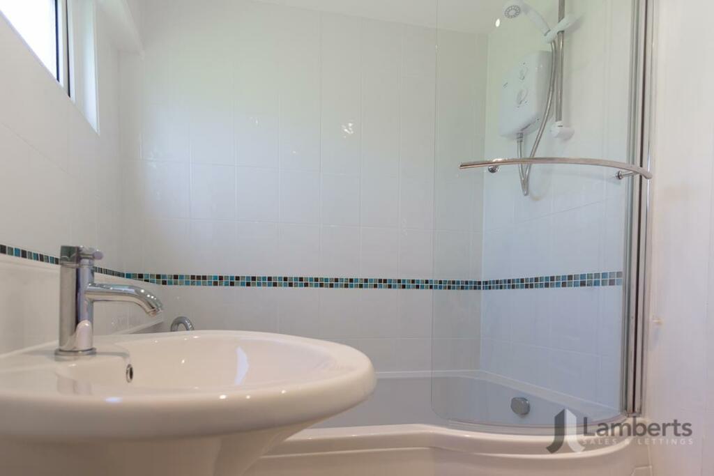 01330 - 148 Astley Close - Bathroom 2.jpg