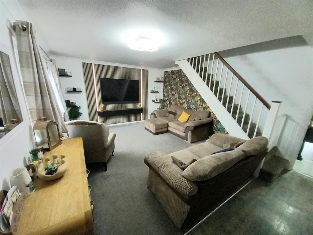 60 Oaklands Lounge.jpg