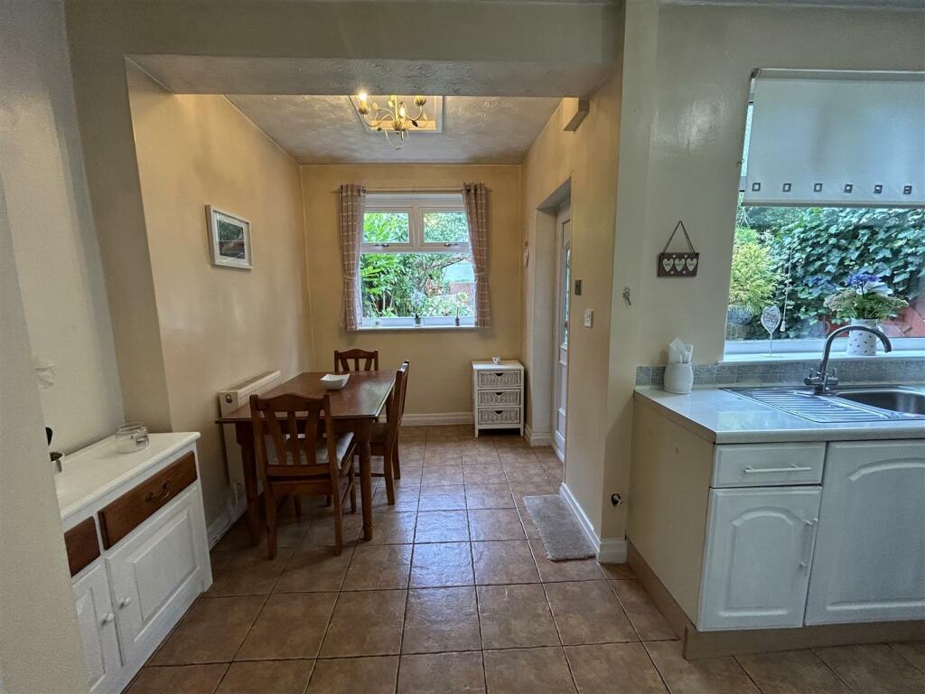 L-SHAPED KITCHEN DINER