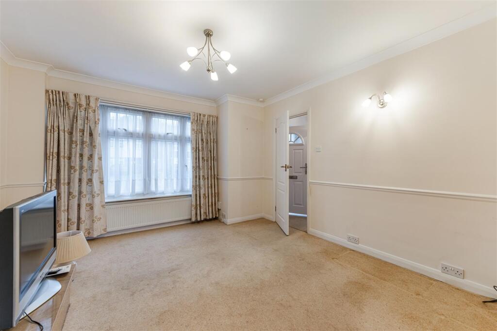 14 Lynton Close, Isleworth TW7 7ET-14.JPG