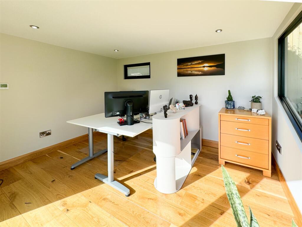 HOME OFFICE/GARDEN ROOM