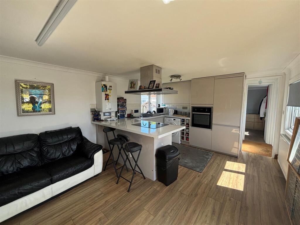 Kitchen 1.jpg