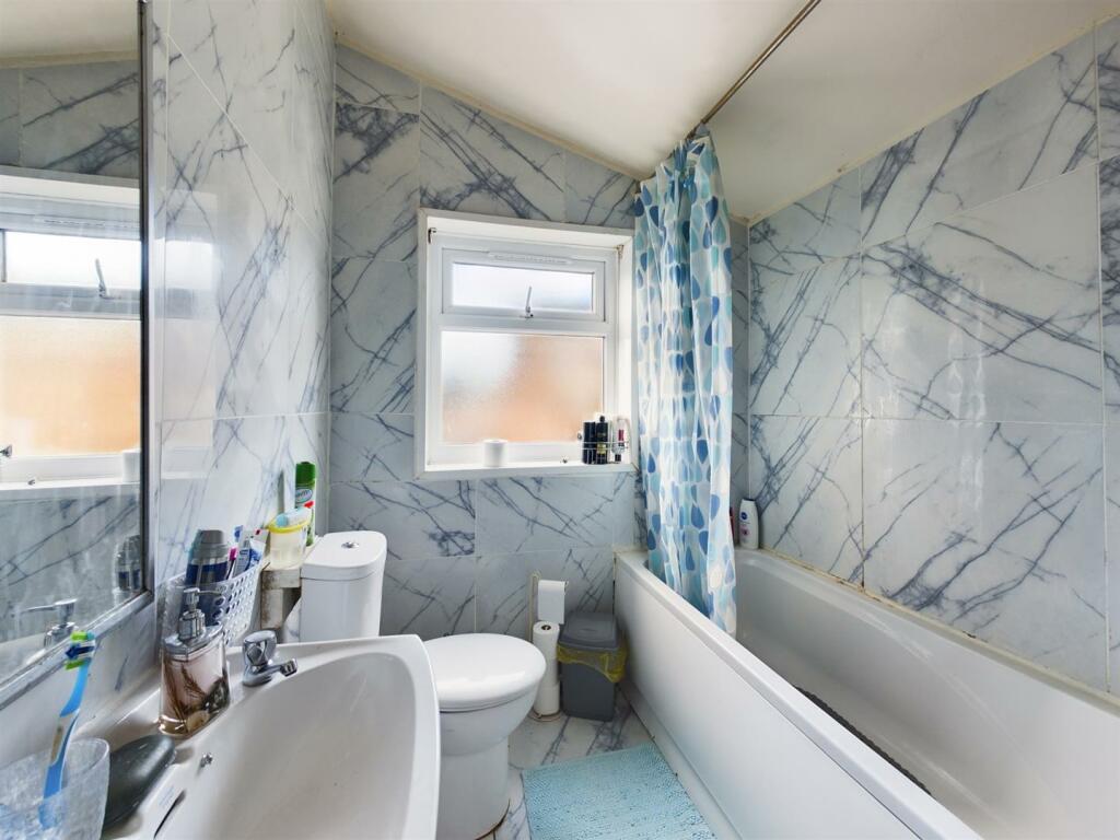 Bathroom (2).jpg