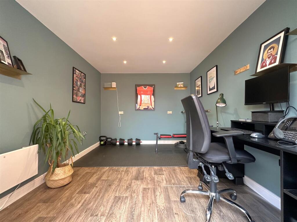 Internal: Home Office /Gym 740