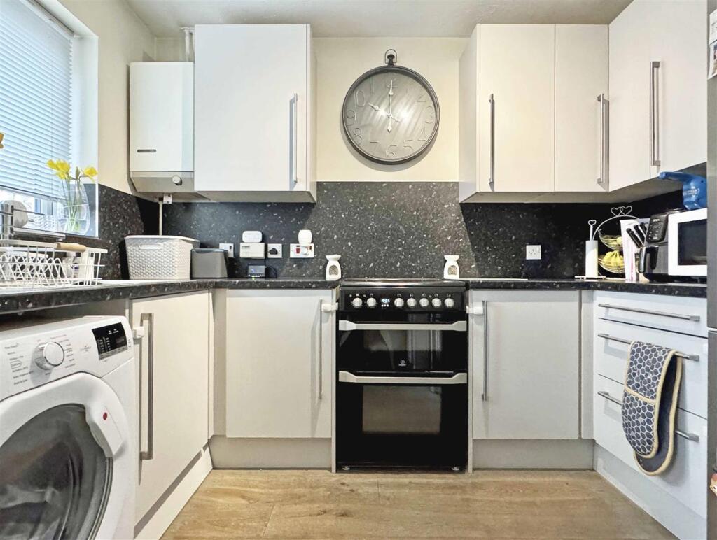 Kitchen b.jpg