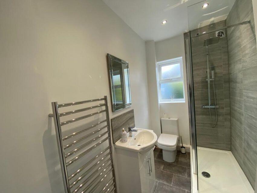 A modern bathroom suite featuring a spacious wa...