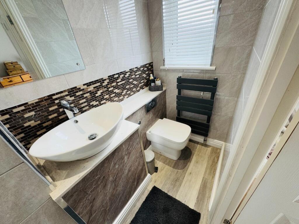 EN-SUITE SHOWER ROOM