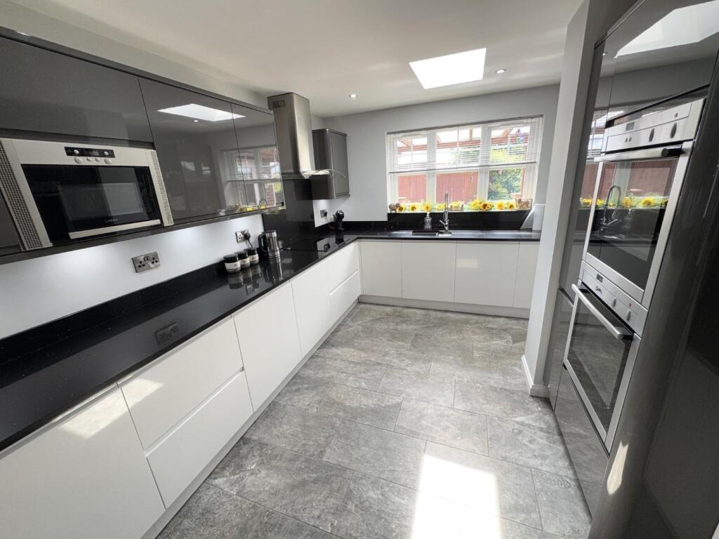 KITCHEN/BREAKFAST ROOM