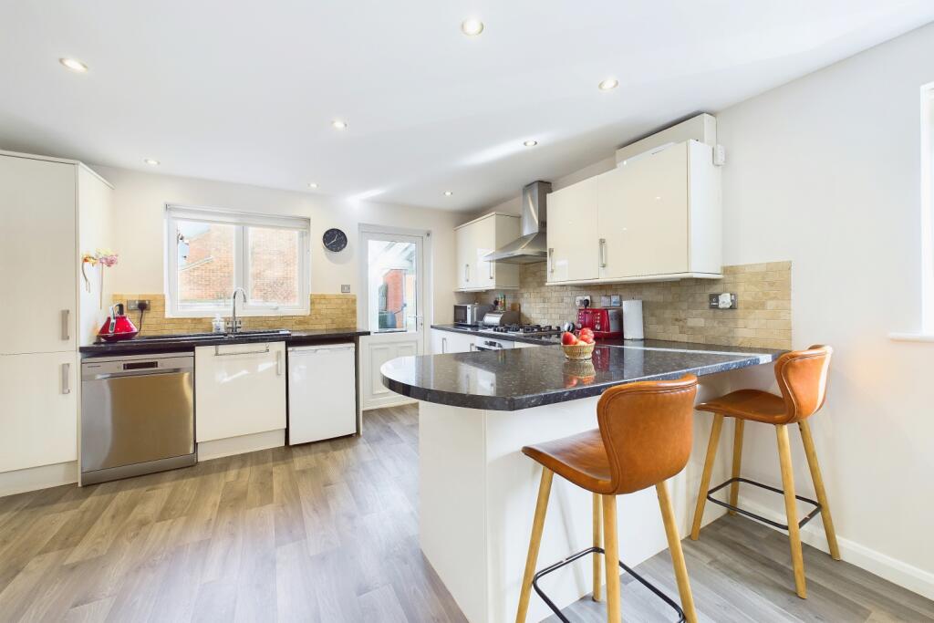 CAM03162G0-PR0215-STILL015