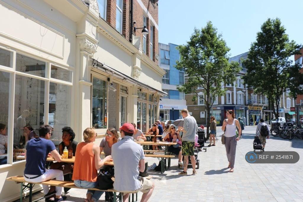 Cafes / Restaurants Minute Away 