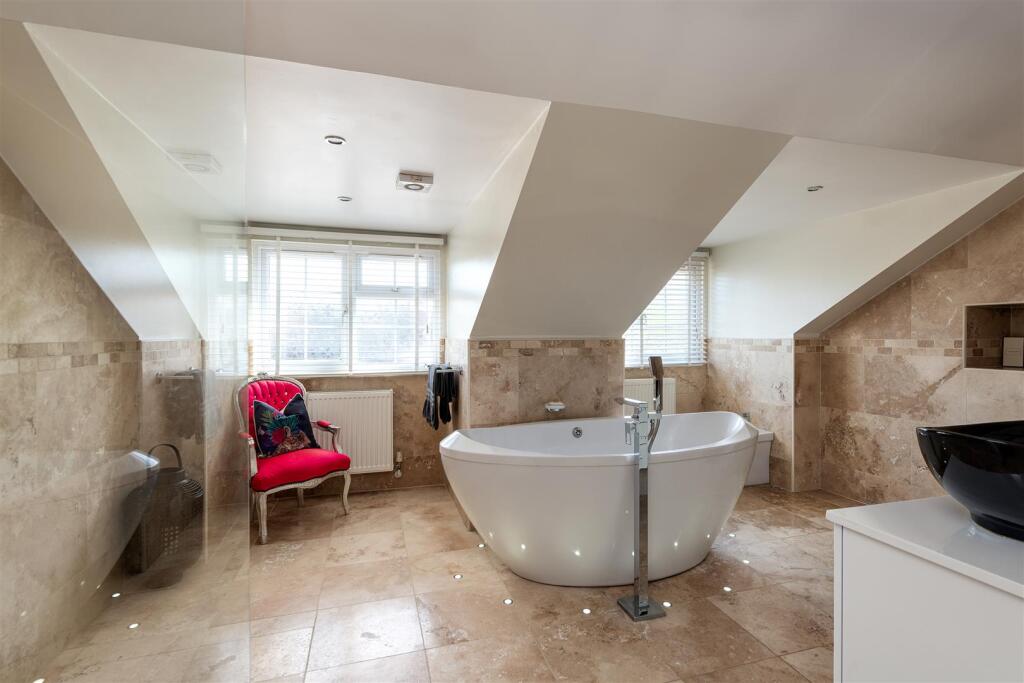 Woodlands bedroom1 ensuite1a.jpg