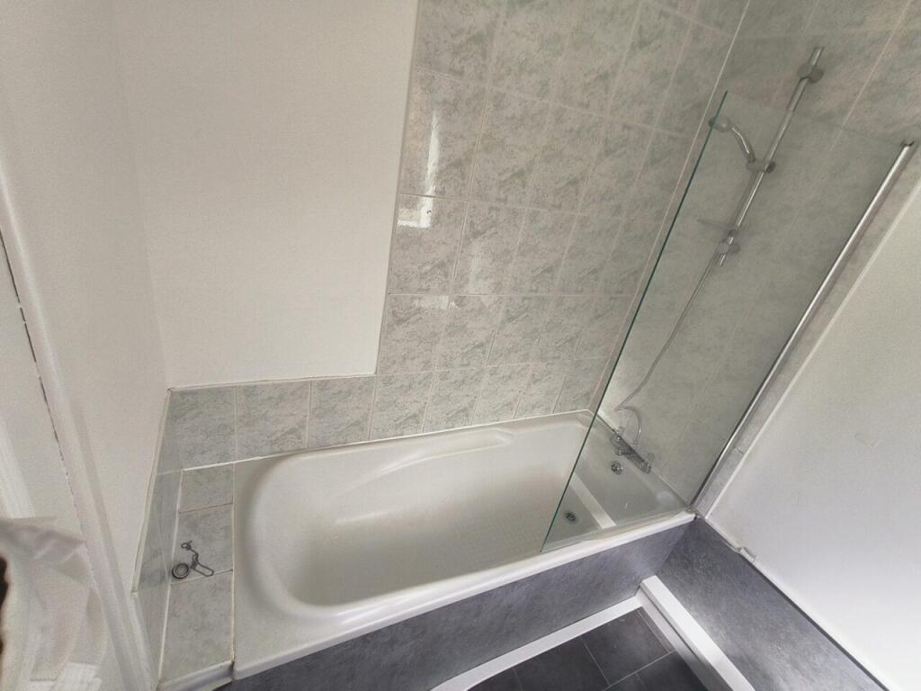 bathroom 1.jpg