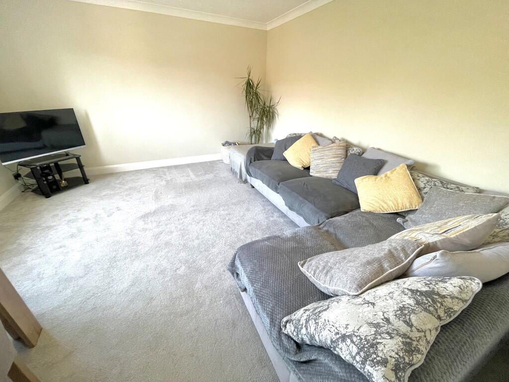 5 Ffynches Lodge ...