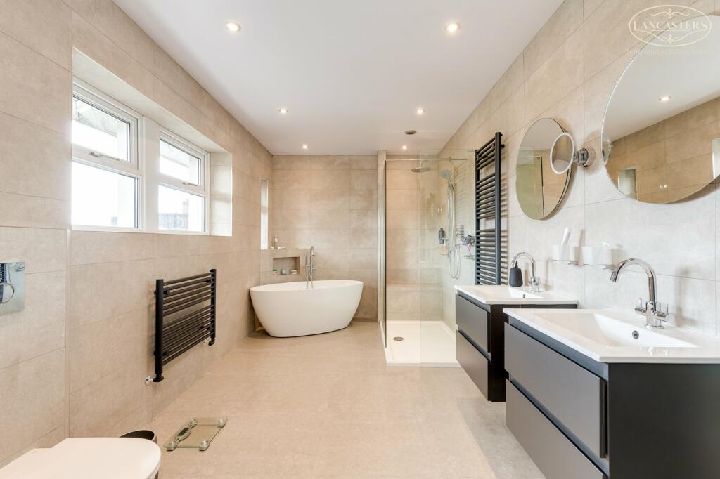 Master bedroom  en suite 