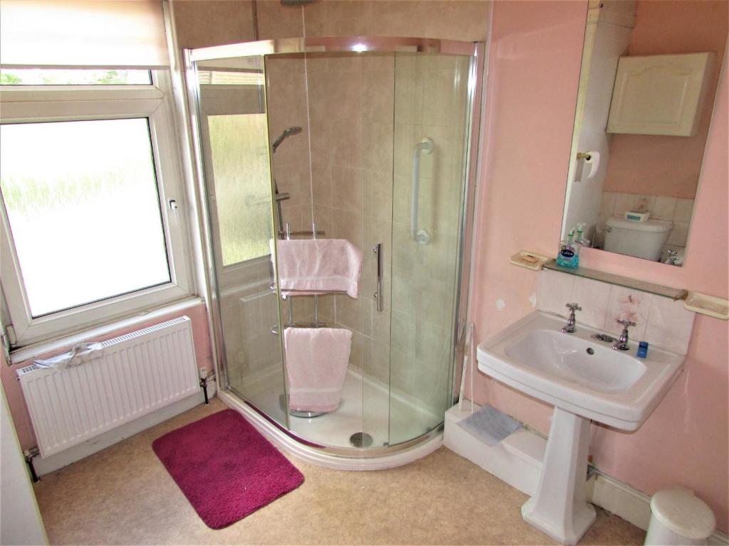 RomanRd185bath3.JPG