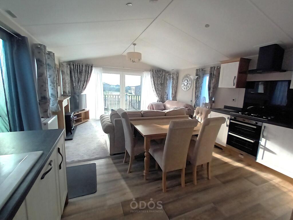 Kitchen/dining/living room