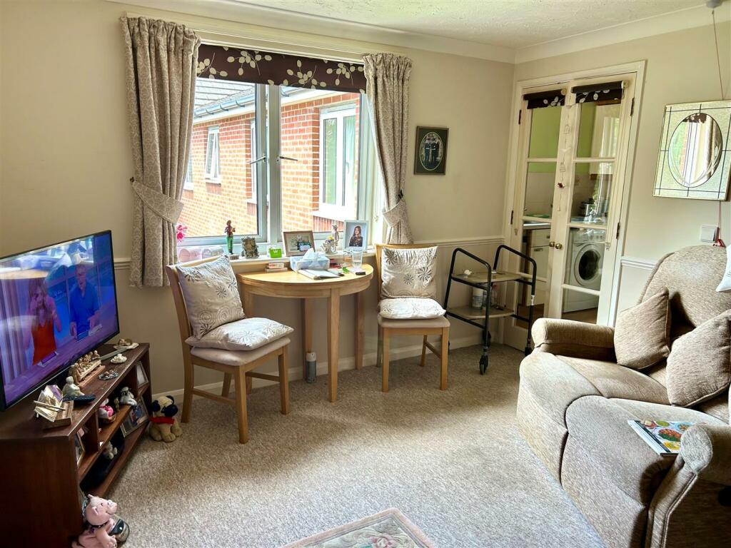 Alexandra Court 47 Lounge.jpg