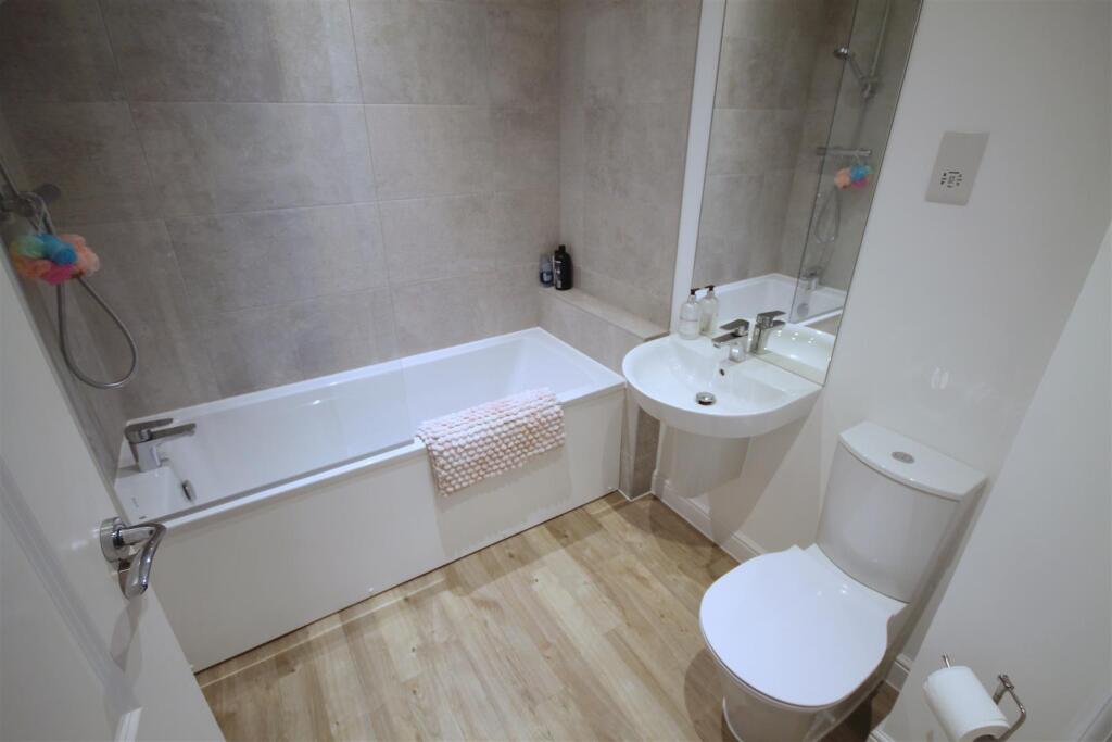 MR Bathroom.JPG
