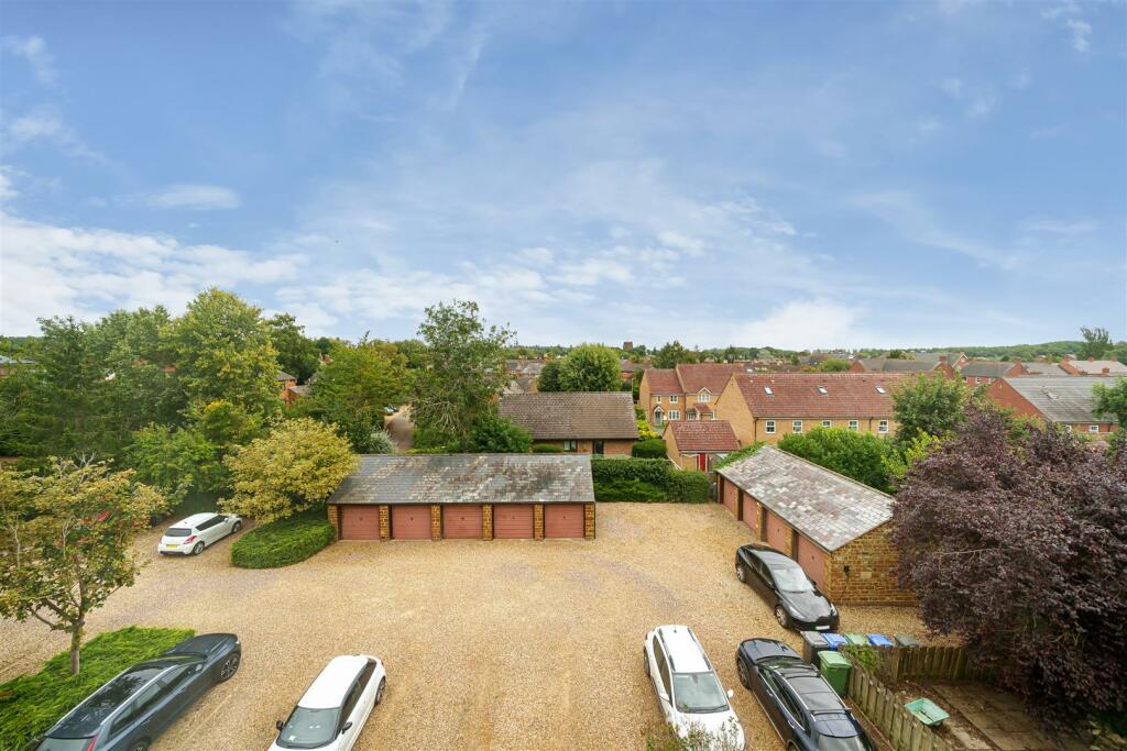 16 Gilbert Scott Court, Towcester (15).jpg