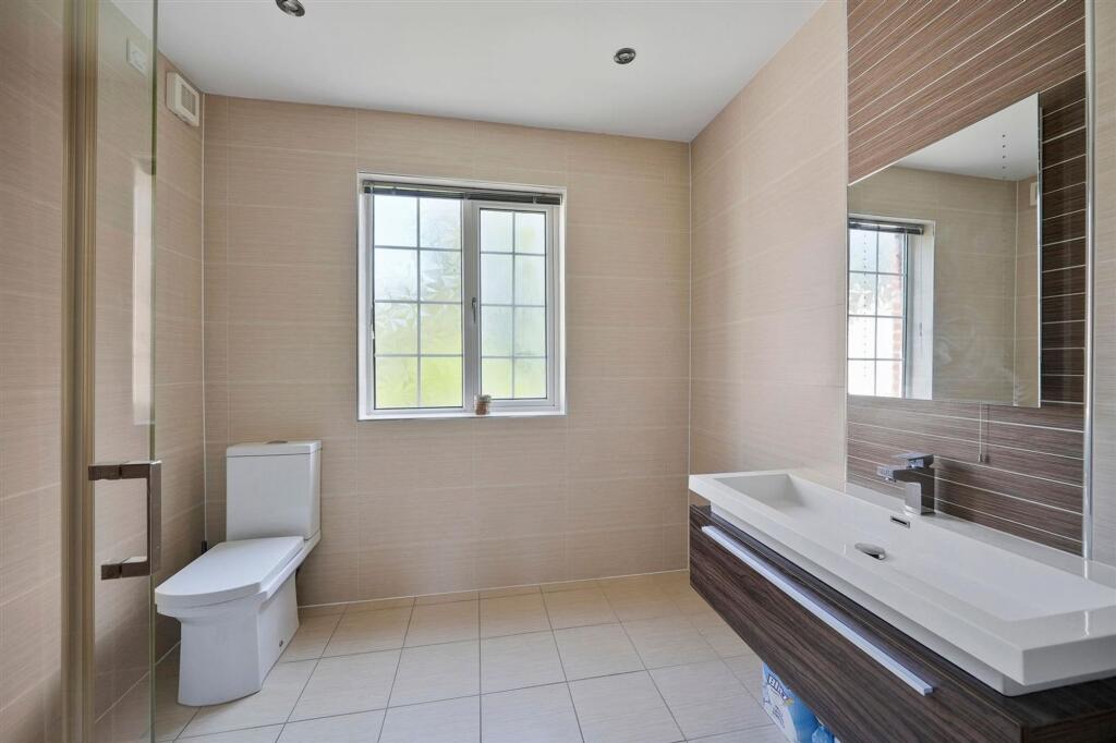 BED 1 ENSUITE.jpg
