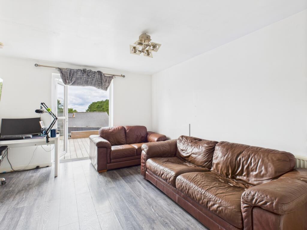 CAM03729G0-PR0104-STILL014