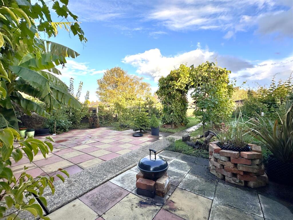 Beautifully Established Garden 064