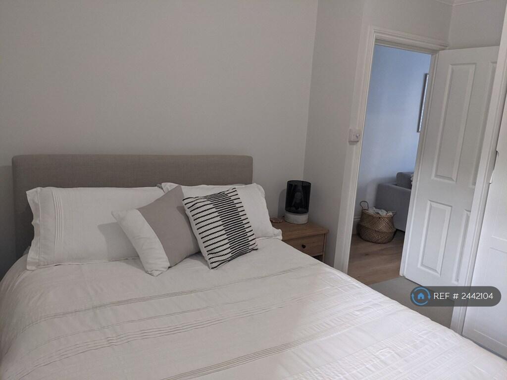 2nd Bedroom (King Bed)