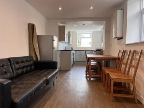 3 Totland Road - Lounge (1)