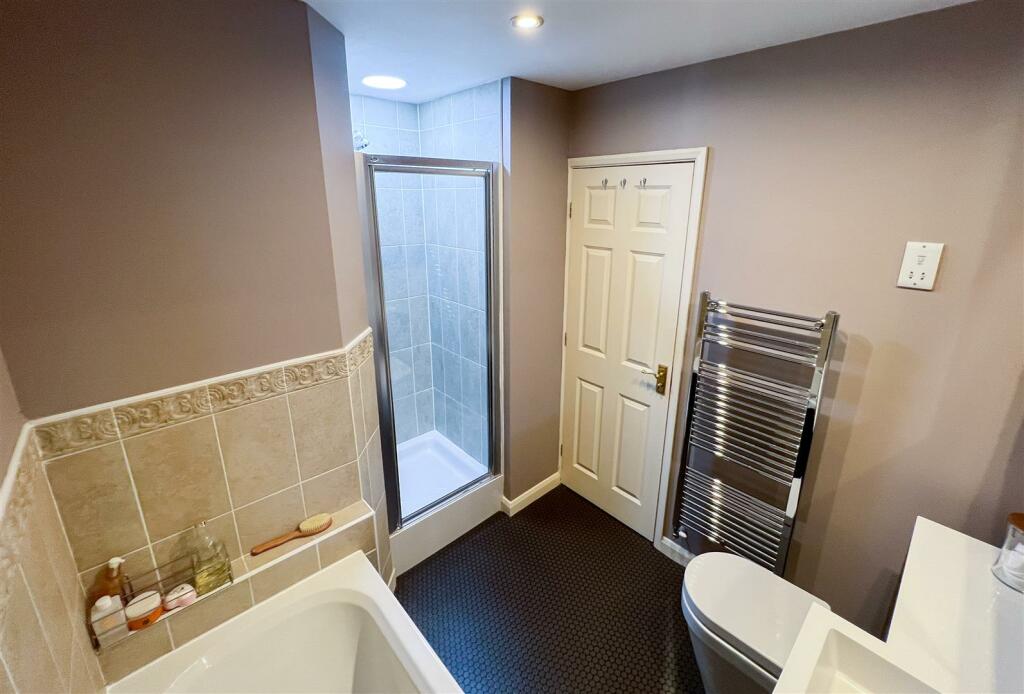 Bed 1 En-Suite..JPG