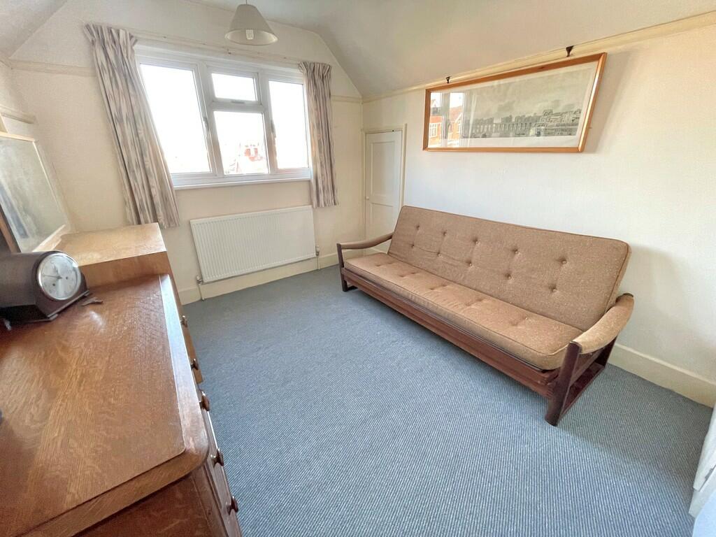 29 Knightscroft A...