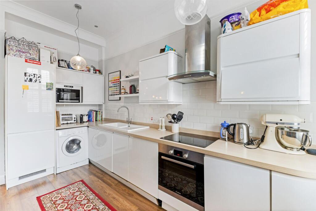 90649_11c Cornwall Crescent  (10)_low.jpg