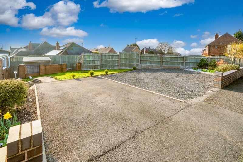 SIDE DRIVEWAY