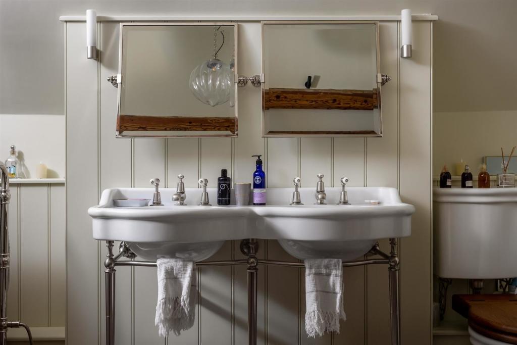 20 - Ditch Lane Cottage - GL7 5ER - Web.jpg
