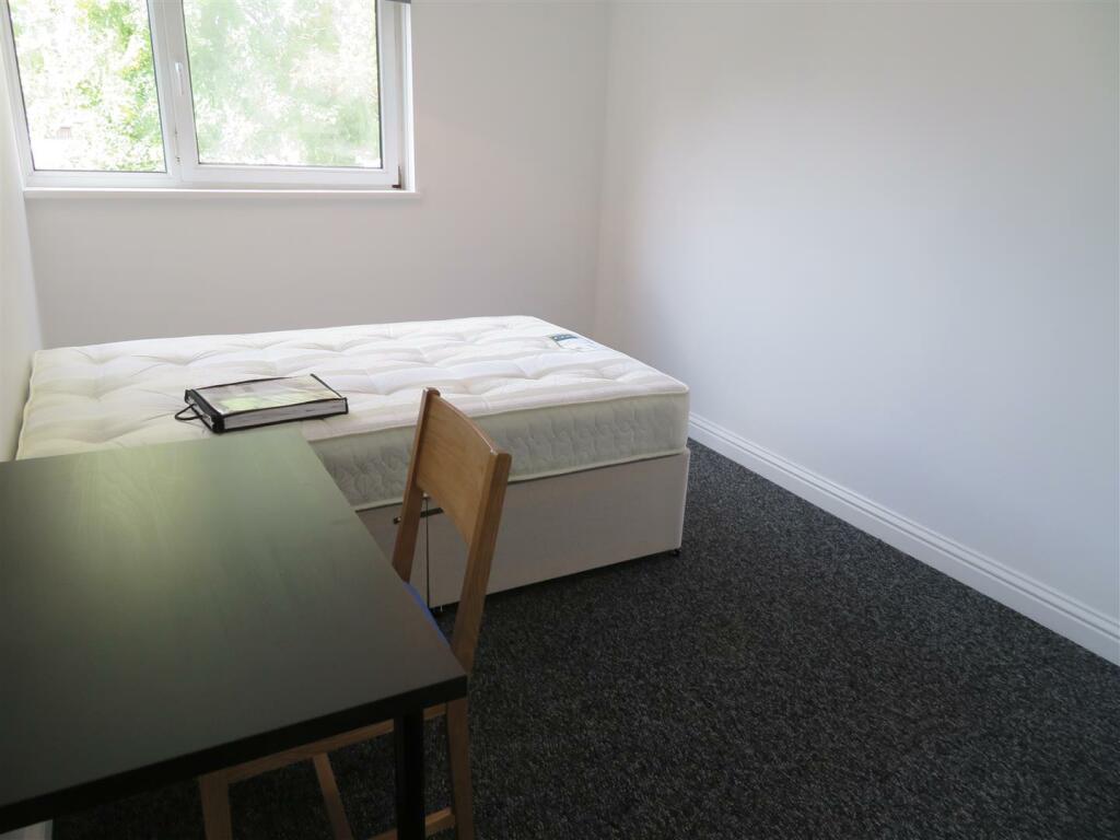 13 Milverton Bed3.JPG