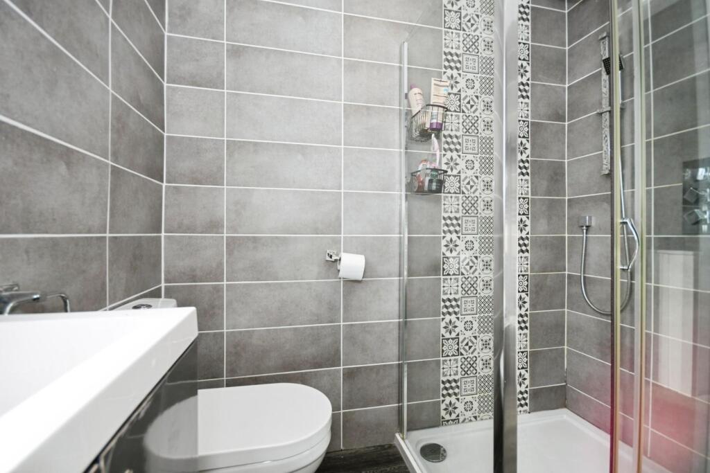 BATHROOM 02.jpg