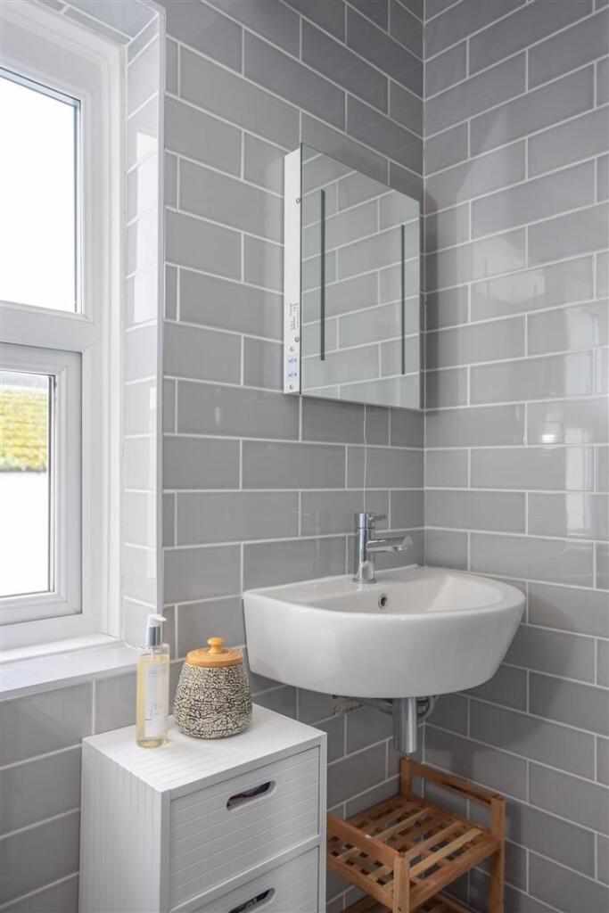 main bathroom 4.jpeg