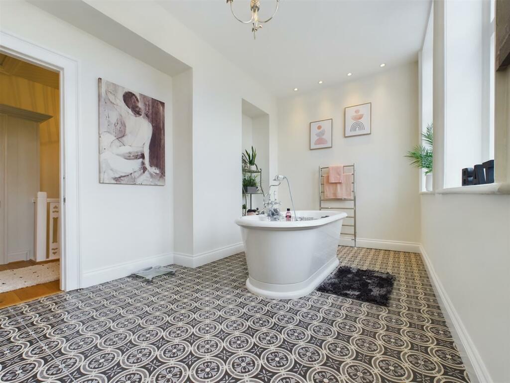Main Bathroom.jpg
