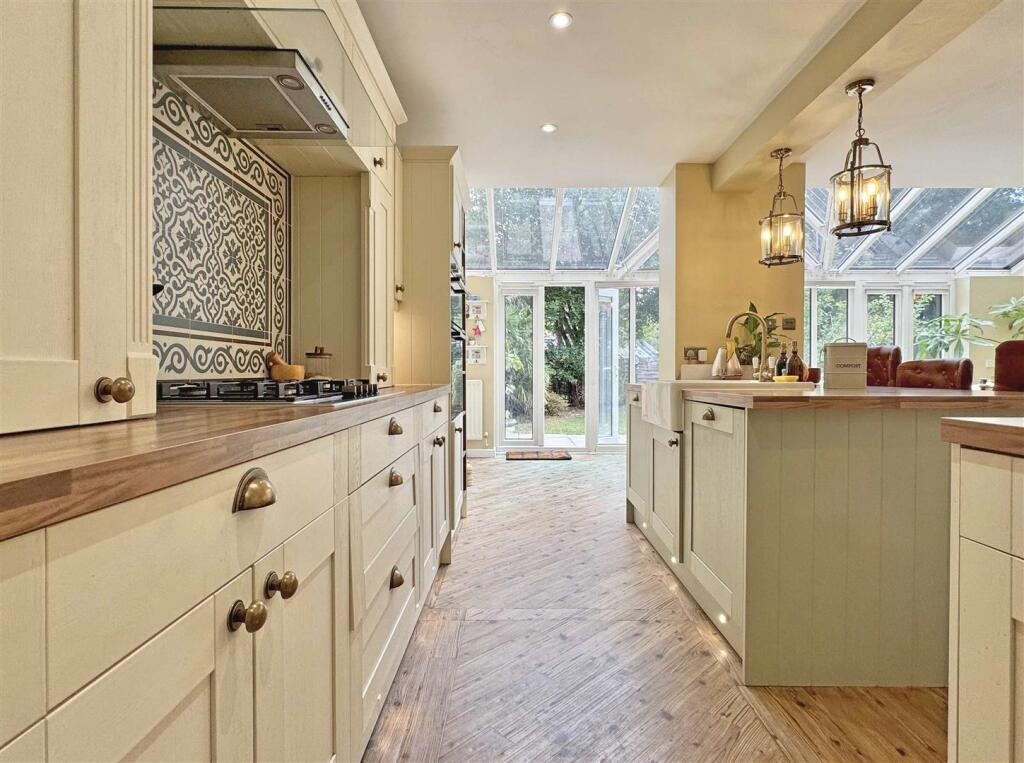Kitchen b.jpg