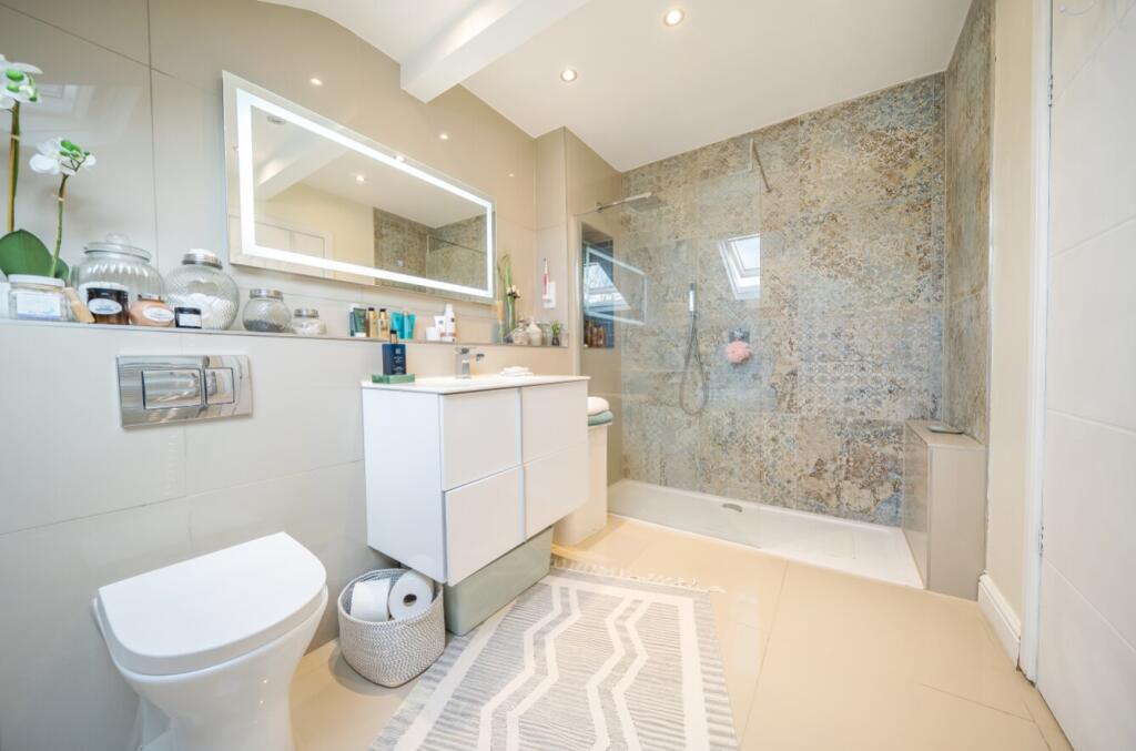 Ensuite to bedroom 1