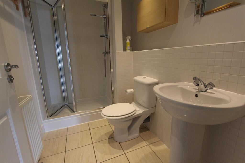 5. Ensuite.JPG