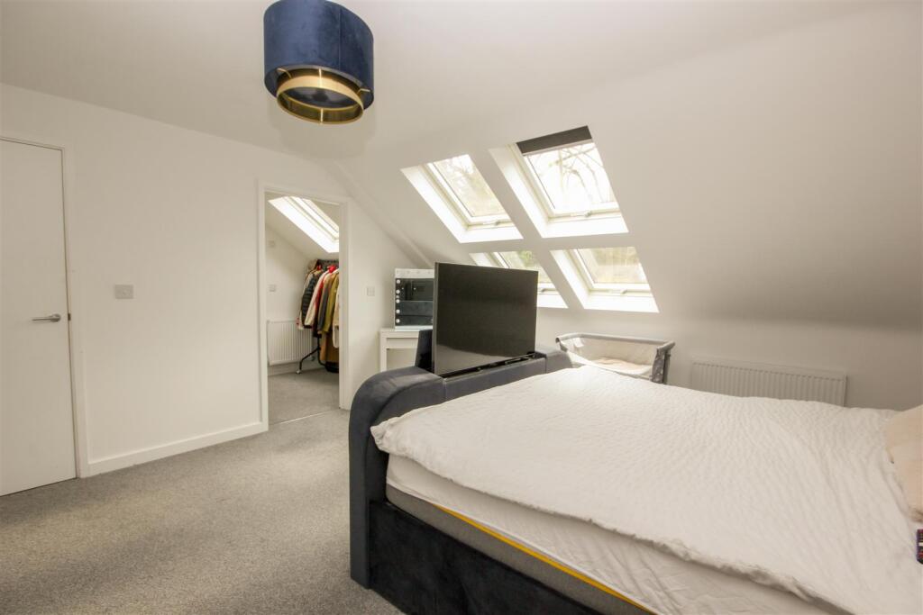 Master Bedroom..jpg