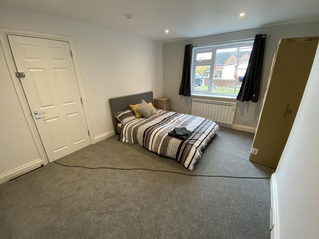 Room 1, 7 Greatfi...