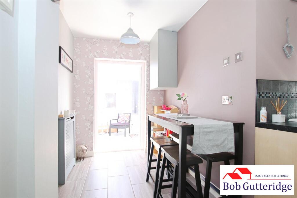 "L" SHAPED FITTED/DINING ROOM