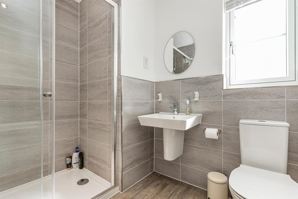 Family Bathroom 2.jpg