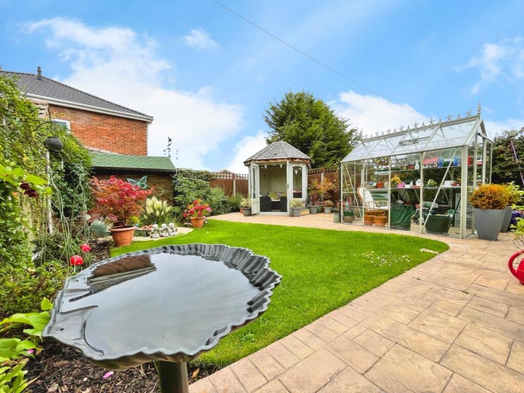 2e2243eb--4171-8961-C0468DA92C06-91930-00000CED484