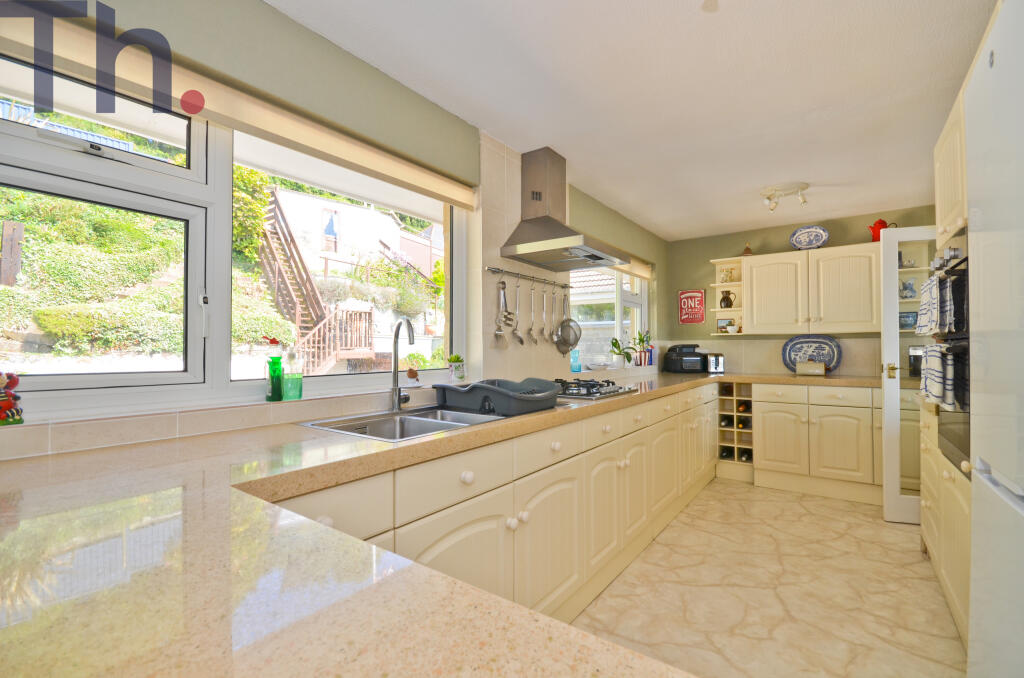 Kitchen (2).JPG