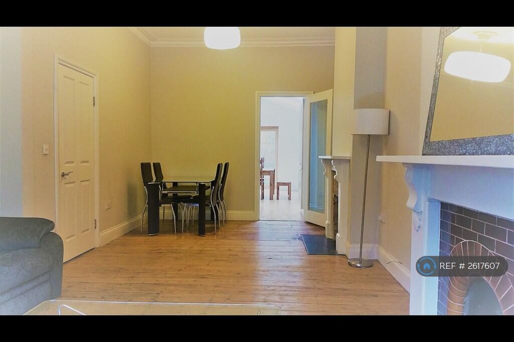 Living Room With Dining Area 25'6 x 12'7