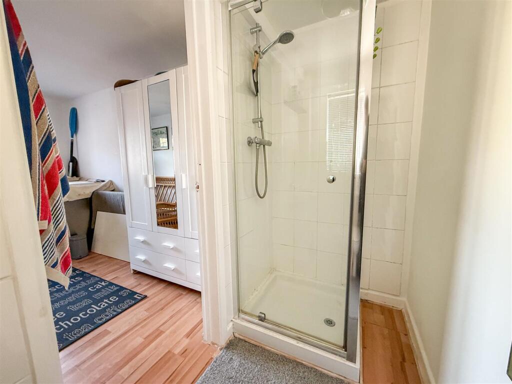 EN-SUITE SHOWER ROOM